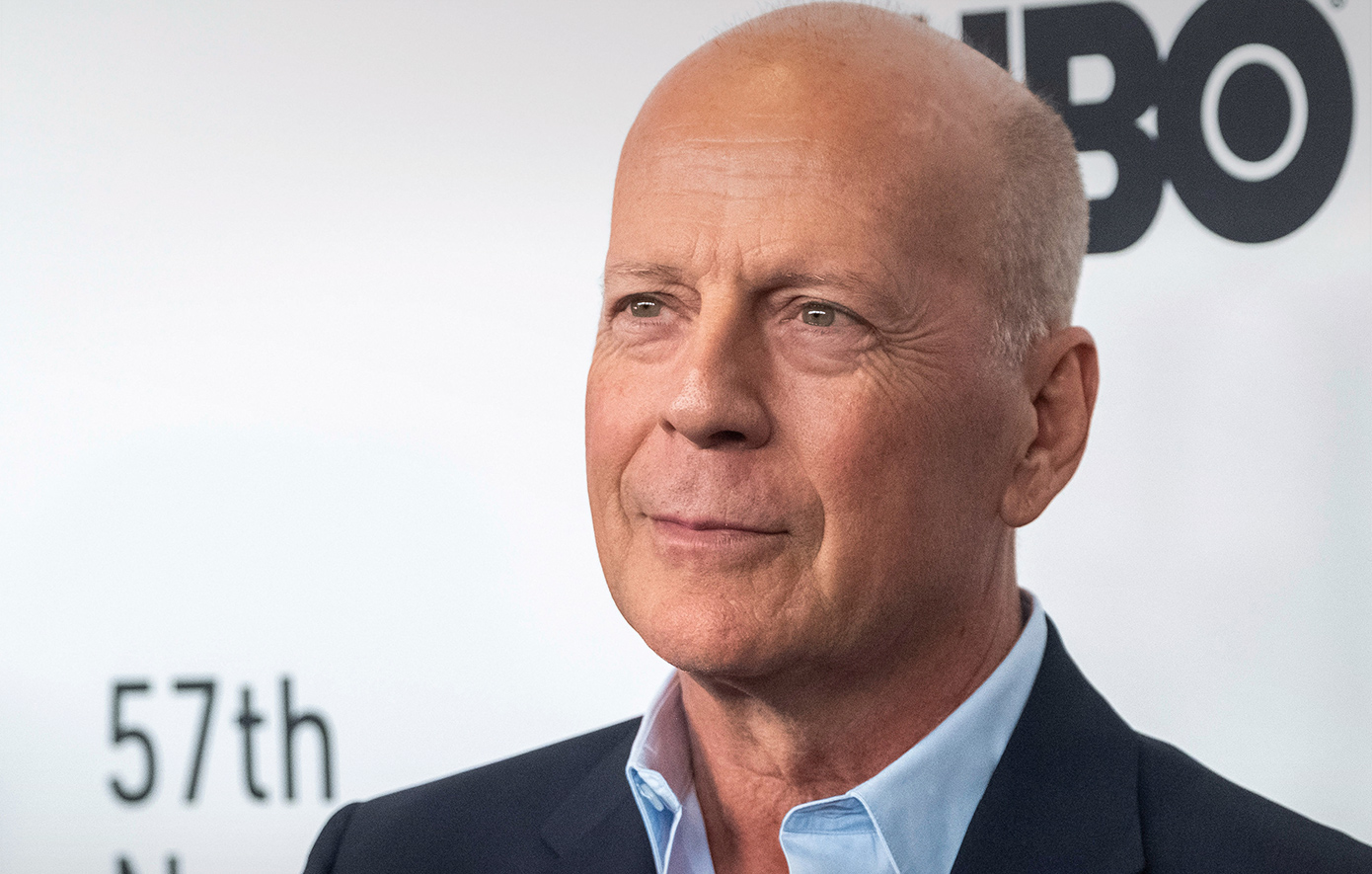 Ο Μπρους Γουίλις σε σπάνια δημόσια εμφάνιση στο Λος Άντζελες &#8211; Εθεάθη να κρατά το χέρι του φροντιστή του, φαινόταν χαρούμενος