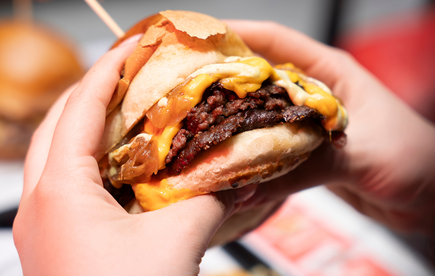 Κατάπιε ολόκληρο μπέργκερ χωρίς να το μασήσει, σε επικίνδυνο challenge &#8211; Σε κρίσιμη κατάσταση 22χρονος στο «Γεννηματάς»