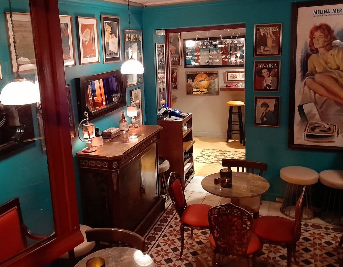 Τρία ρετρό καφέ στην καρδιά της Αθήνας που ταιριάζουν με την εποχή