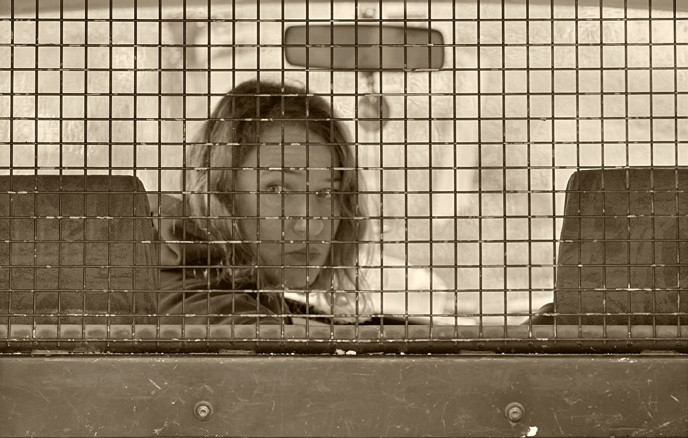 Η Νικολίτσα Ντρίζη είναι η ανώνυμη κούριερ που ακούει τις ιστορίες σου και ήρθε η ώρα να κάνεις το ίδιο