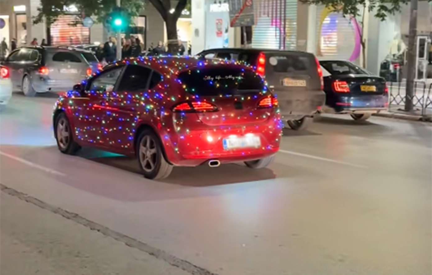 Οδηγοί στόλισαν με χριστουγεννιάτικα λαμπάκια τα αυτοκίνητά τους στη Θεσσαλονίκη &#8211; Δείτε βίντεο