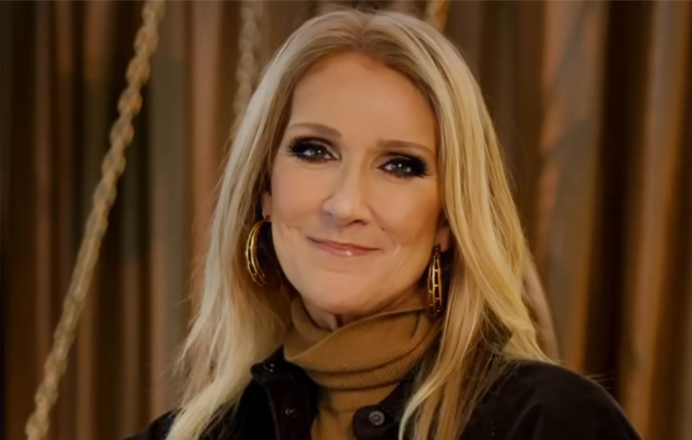 Σελίν Ντιόν: Χαμογελαστή και δυνατή σε σπάνια εμφάνιση εν μέσω της μάχης με το σύνδρομο του «δύσκαμπτου ανθρώπου»