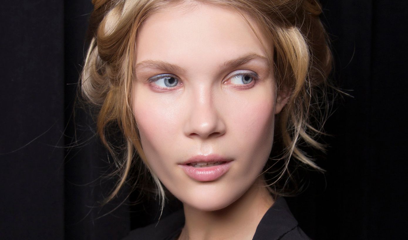 Aυτό το χειμώνα η mascara δεν είναι πια μαύρη