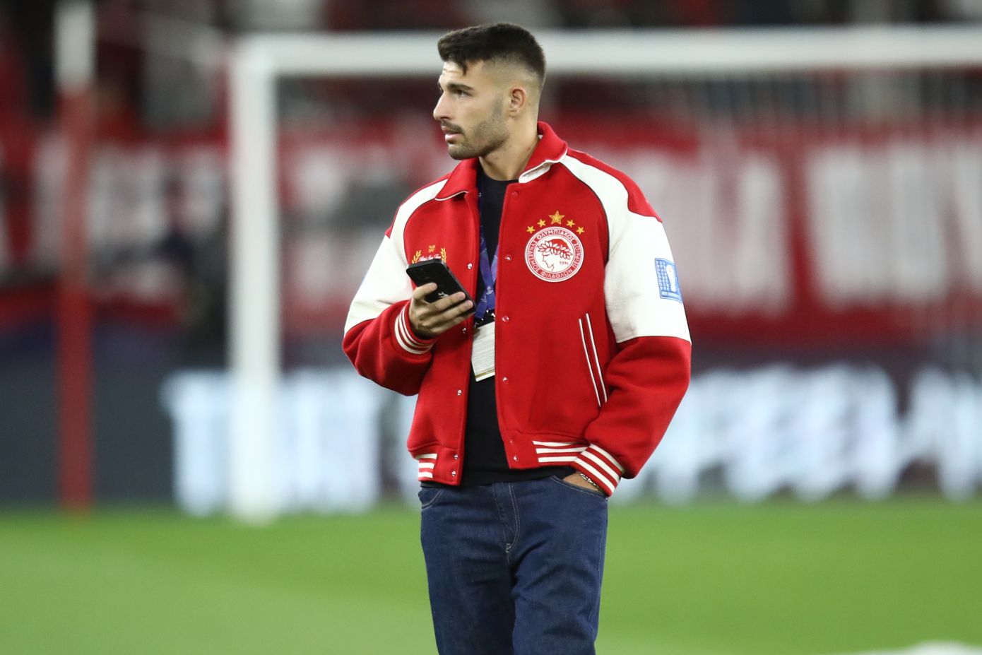 1680 ευρώ για ένα επετειακό μπουφάν του Ολυμπιακού με την υπογραφή Aimé Leon Dore και έγινε ήδη sold out