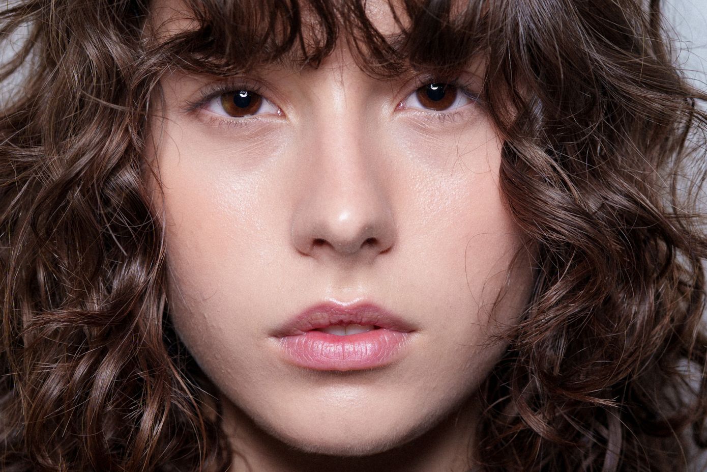 Lip flip: Το μοντέρνο και αποτελεσματικό make up trick που κάνει τα χείλη να δείχνουν σα να έχετε βάλει μόλις υαλουρονικό οξύ