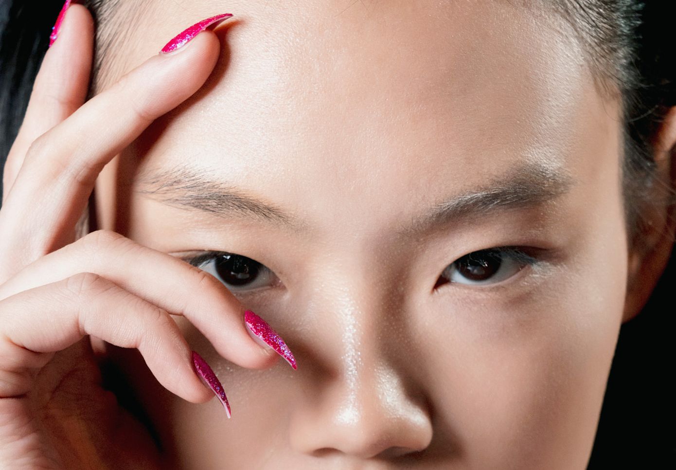 Laser &amp; Thread Nails: To νέο trend στο μανικιούρ είναι διακριτικά πολυτελές