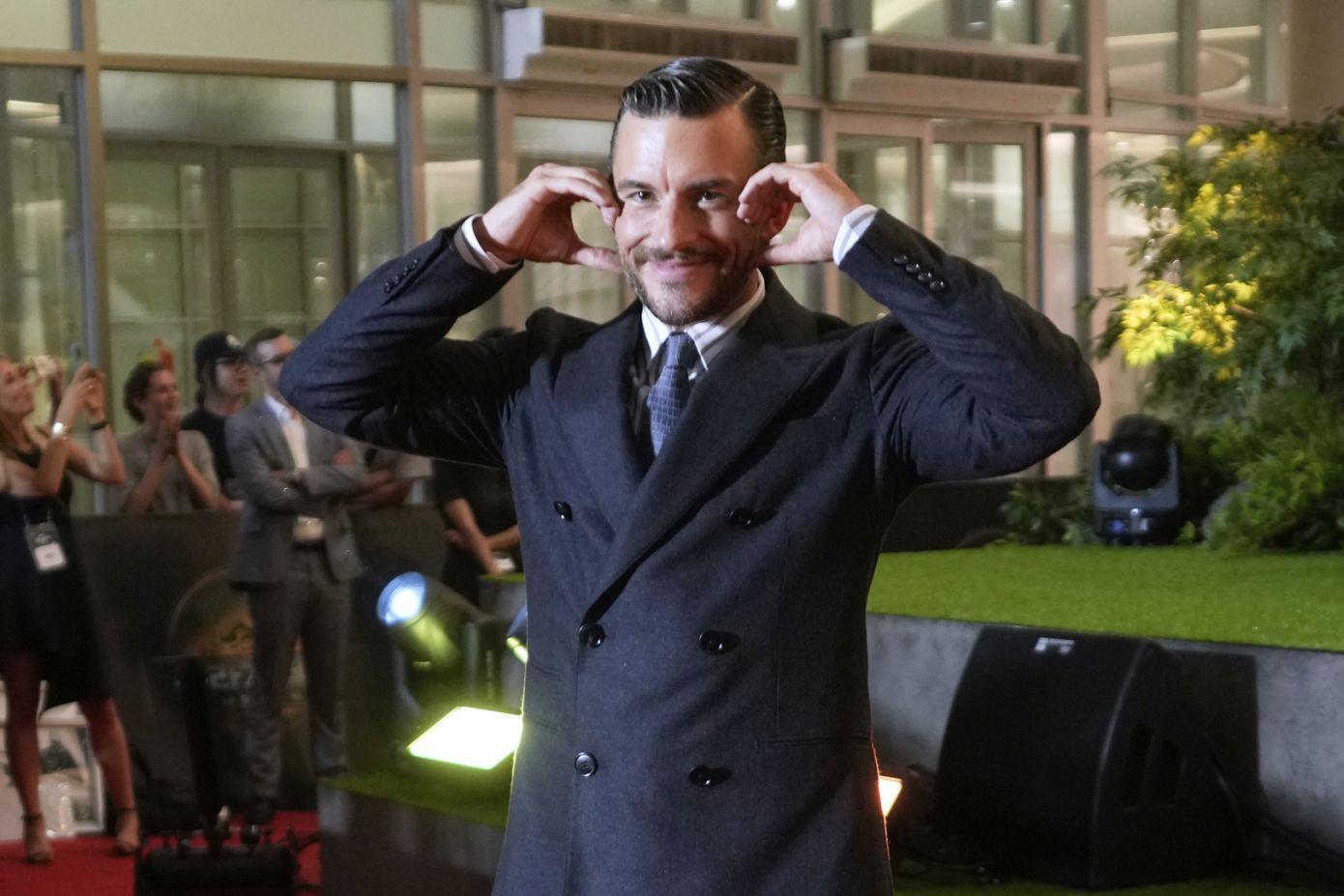 O «sexiest man alive» Jonathan Bailey, αποκάλυψε ποιο skincare προϊόν χρησιμοποιεί και κάνει την επιδερμίδα του να ακτινοβολεί