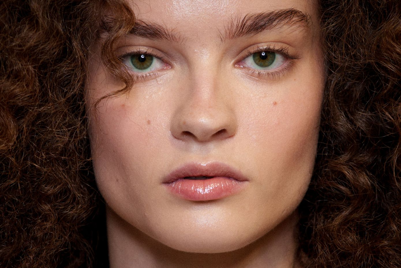 Passport makeup: Με αυτό το διακριτικό μακιγιάζ θα βγείτε υπέροχη στη φωτογραφία διαβατηρίου