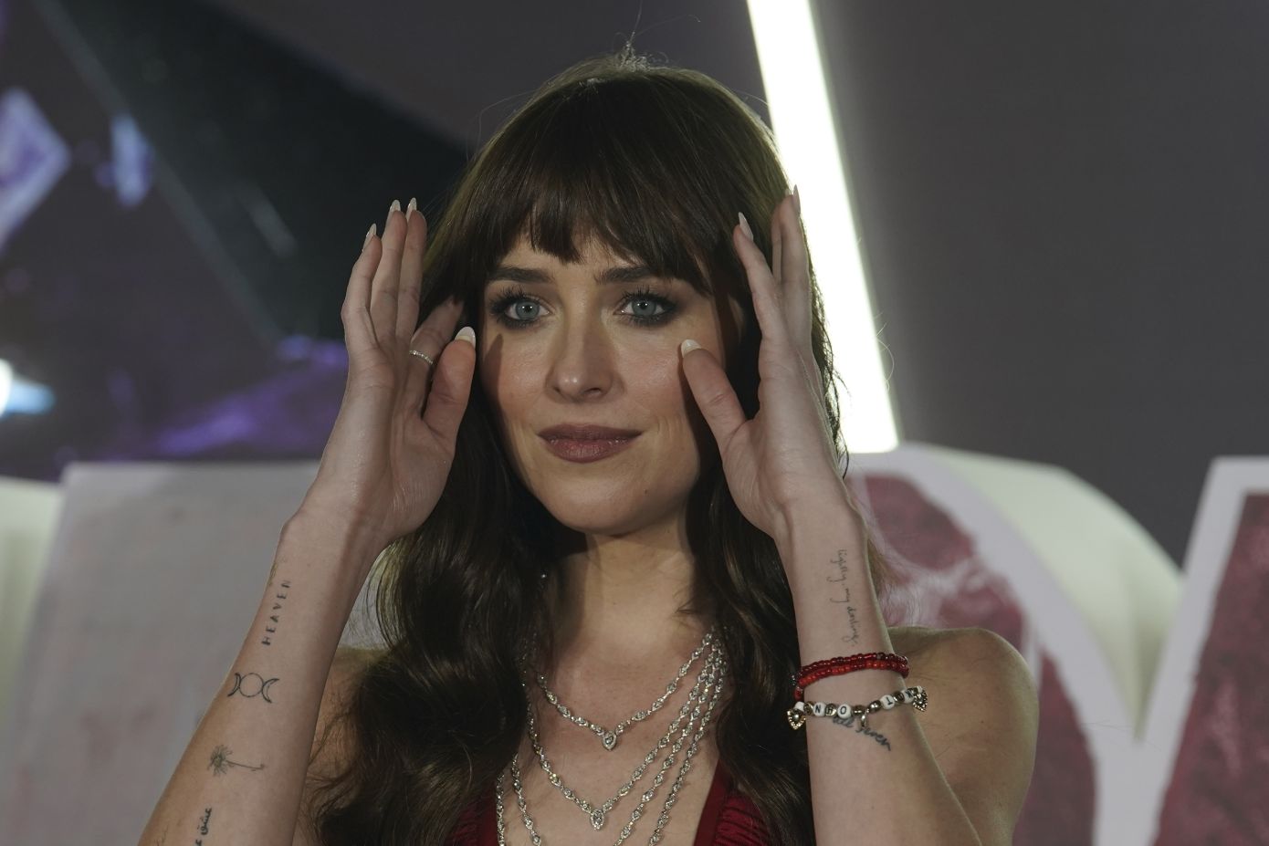 H Dakota Johnson αποκάλυψε πως κόβει μόνη της τη φράντζα της και αν έχετε αφέλειες, ο τρόπος ίσως σας φανεί χρήσιμος
