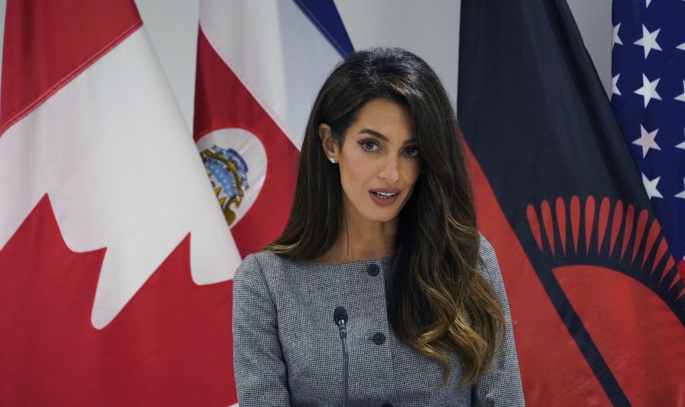 O Δημήτρης Γιαννέτος αποκάλυψε πως -και πόσο υπέροχα- μυρίζουν τα μαλλιά της Amal Clooney