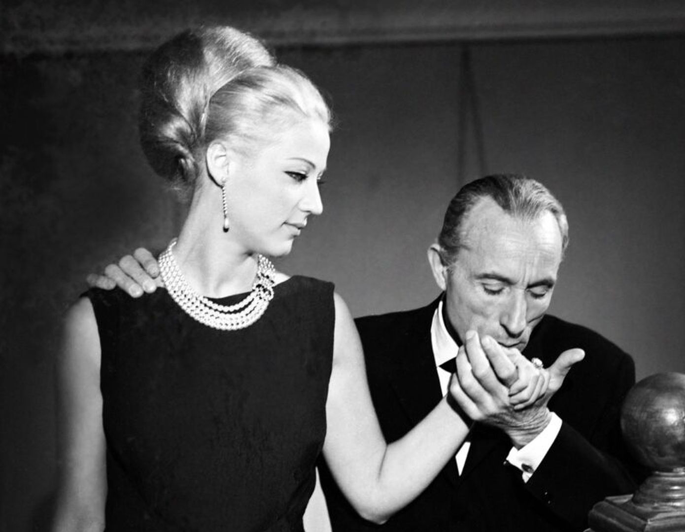 Tα κοσμήματα της Ζωής Λάσκαρη αξίας ανω των 120.000 ευρώ βγαίνουν σε δημοπρασία