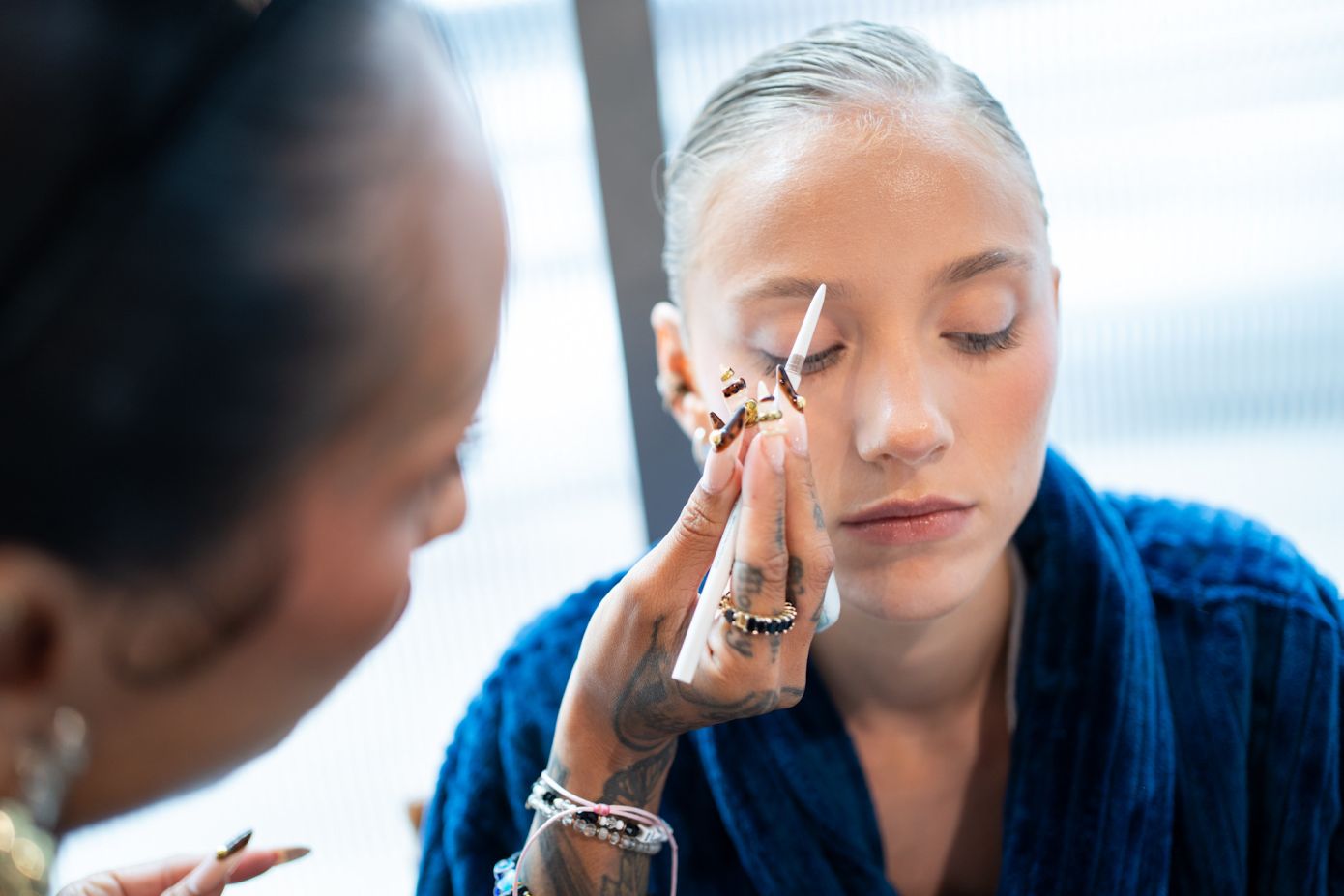 Mήπως κάνετε αυτό το λάθος με τα φρύδια σας και δείχνετε μεγαλύτερη από την ηλικία σας;