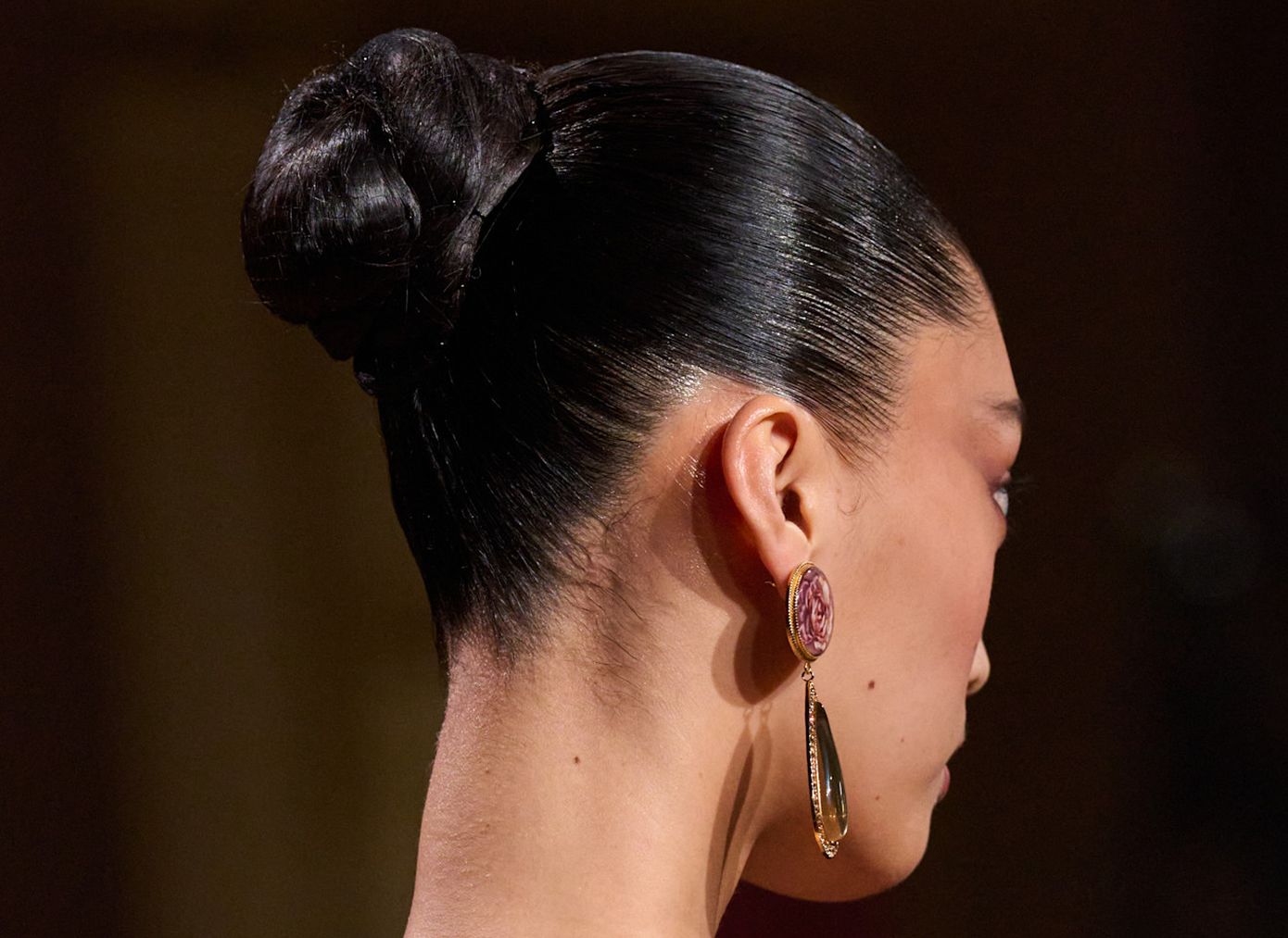 Πόσο επηρεάζεται τελικά η πoιότητα των μαλλιών αν κάνουμε συνέχεια σφιχτό και τραβηγμένο slick back κότσο;