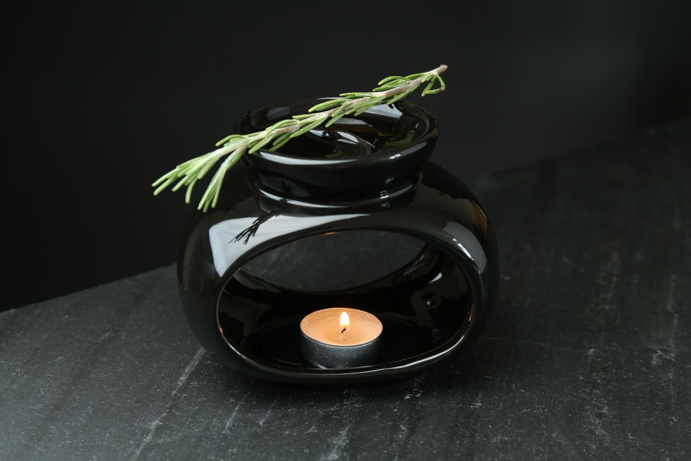 Γιατί αξίζει να αρχίσετε να καίτε δεντρολίβανο (αντί για φασκόμηλο) στο σπίτι σας;