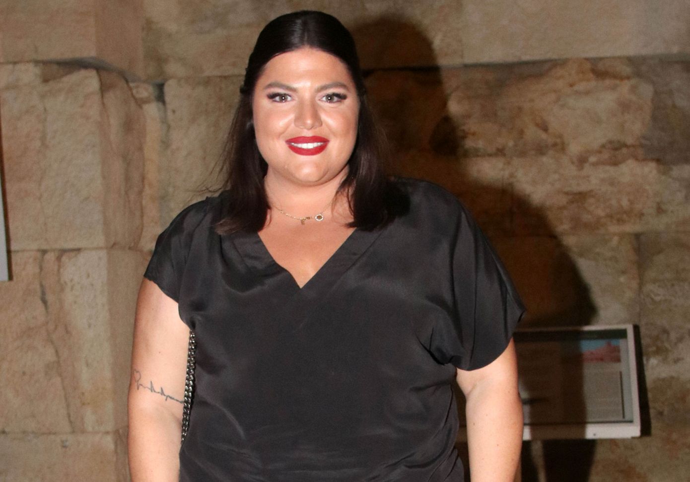 Γιατί η μάσκα προσώπου που φορά η Δανάη Μπάρκα έχει γίνει viral στα social media;