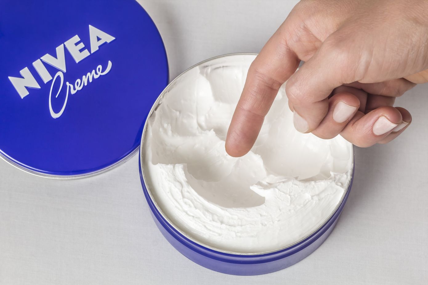 H κλασική Nivea έχει πολλές παραπάνω χρήσεις από την περιποίηση της επιδερμίδας-Δείτε που μπορείτε να την αξιοποιήσετε