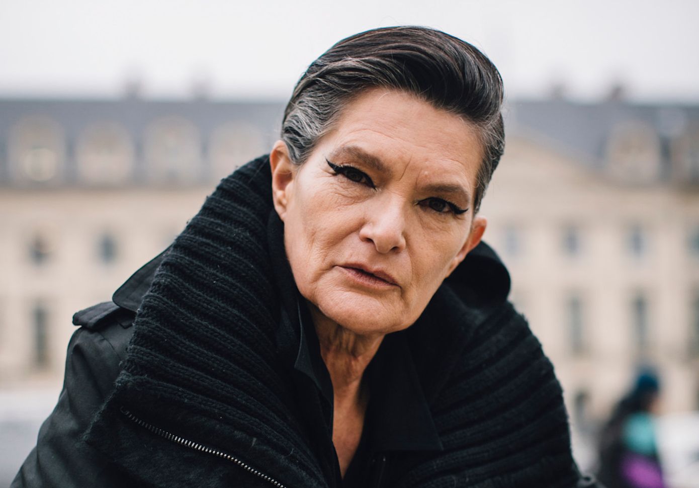 Γιατί πολλές γυναίκες δοκιμάζουν μαγειρική σόδα και δεντρολίβανο στα γκρίζα μαλλιά;