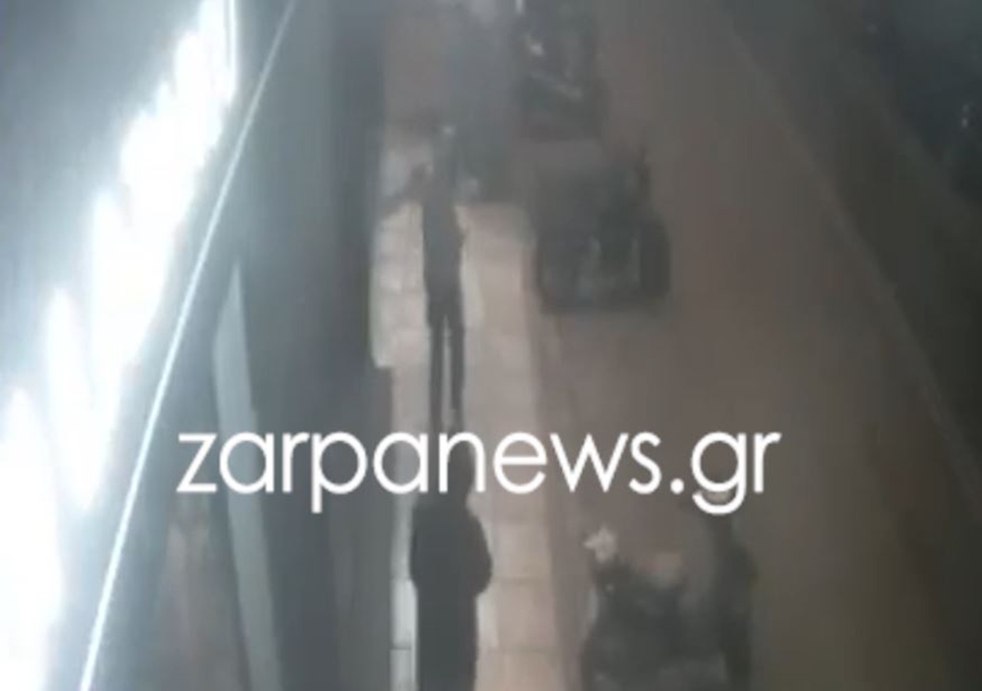 Κουκουλοφόροι με λοστούς προσπάθησαν να διαρρήξουν επιχείρηση στα Χανιά – Δείτε βίντεο-ντοκουμέντο