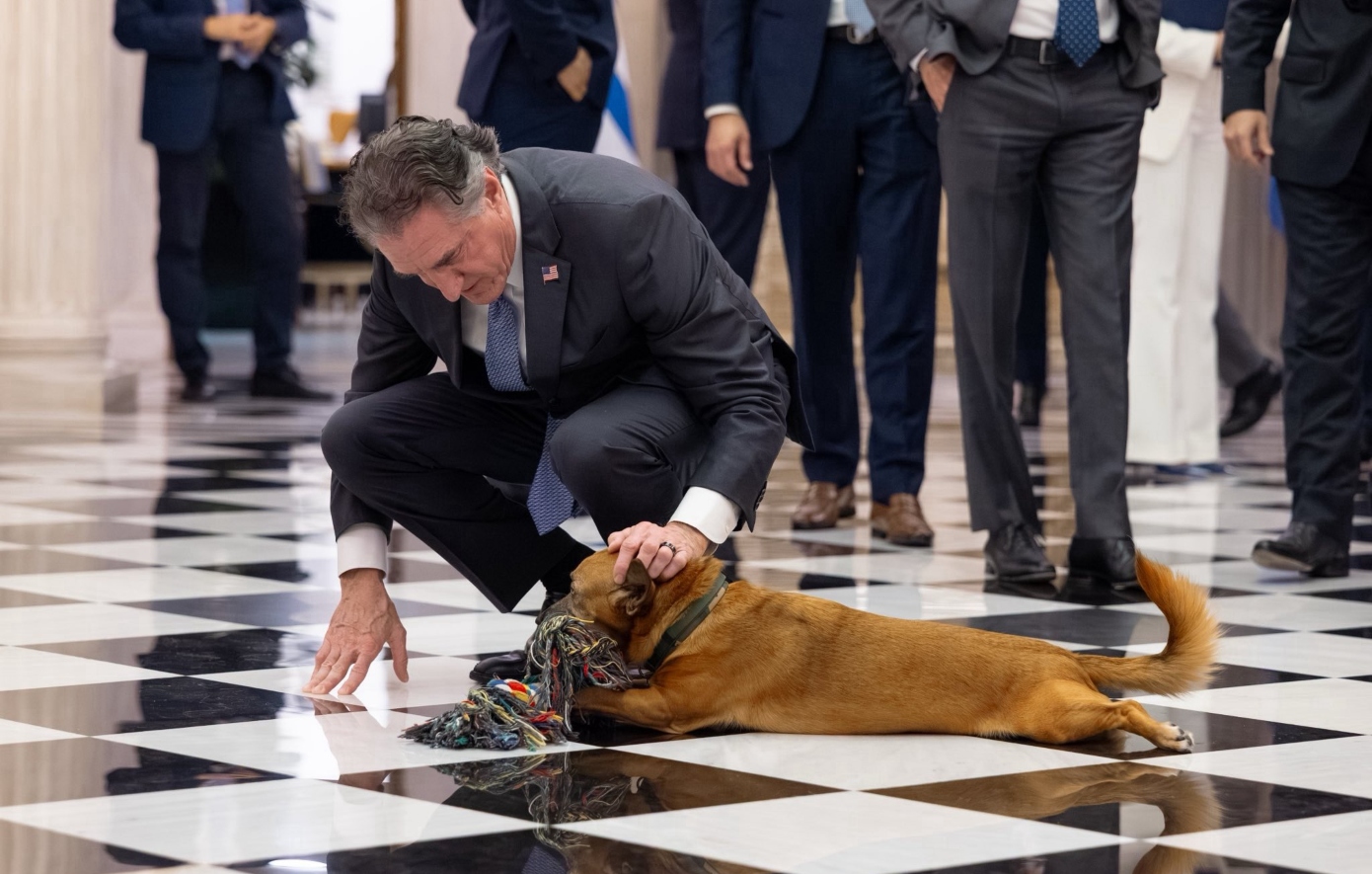 Πρωταγωνιστικό ρόλο είχε ο Πίνατ στη συνάντηση για την ενέργεια στο Μέγαρο Μαξίμου &#8211; Τον χάιδεψε ο υπουργός Εσωτερικών των ΗΠΑ