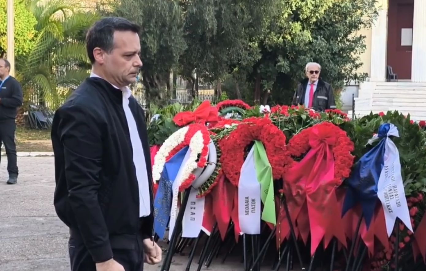 Ο Χάρης Δούκας κατέθεσε στεφάνι στο μνημείο του Πολυτεχνείου