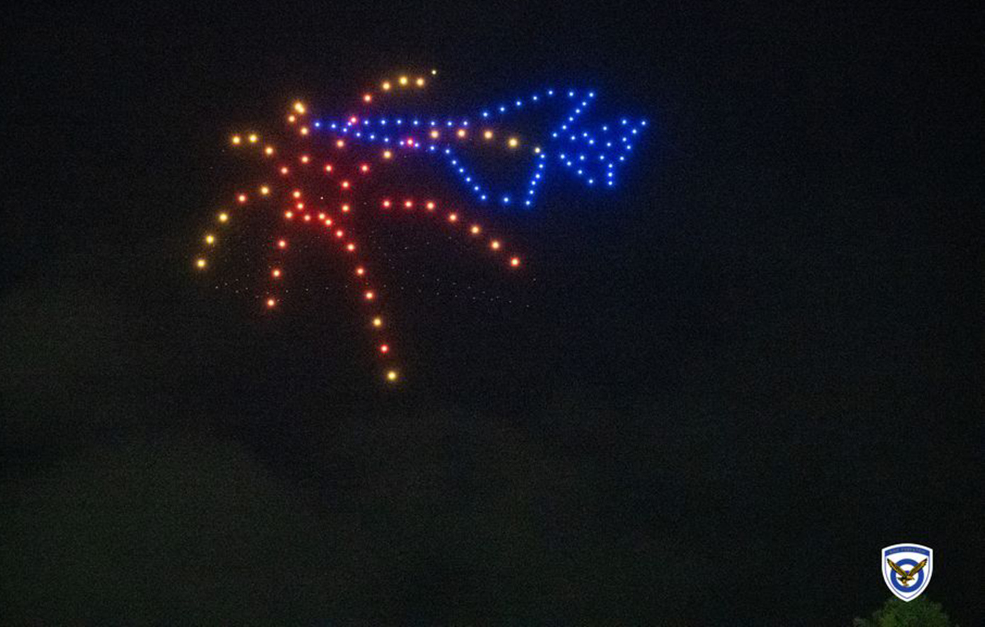 Εντυπωσιακή επίδειξη στη Σχολή Ικάρων: Drones σχημάτισαν μαχητικό της Πολεμικής Αεροπορίας να καταρρίπτει τουρκικό