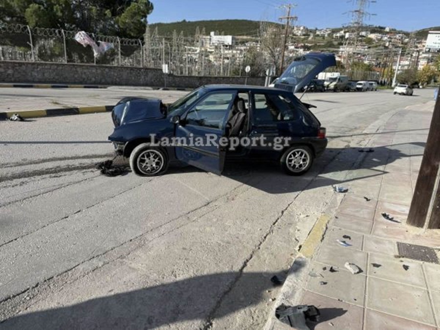 ΙΧ «καρφώθηκε» σε κολόνα στη Λαμία – Γκρεμίστηκε ο στύλος, διαλύθηκε το όχημα, σώοι οι επιβαίνοντες