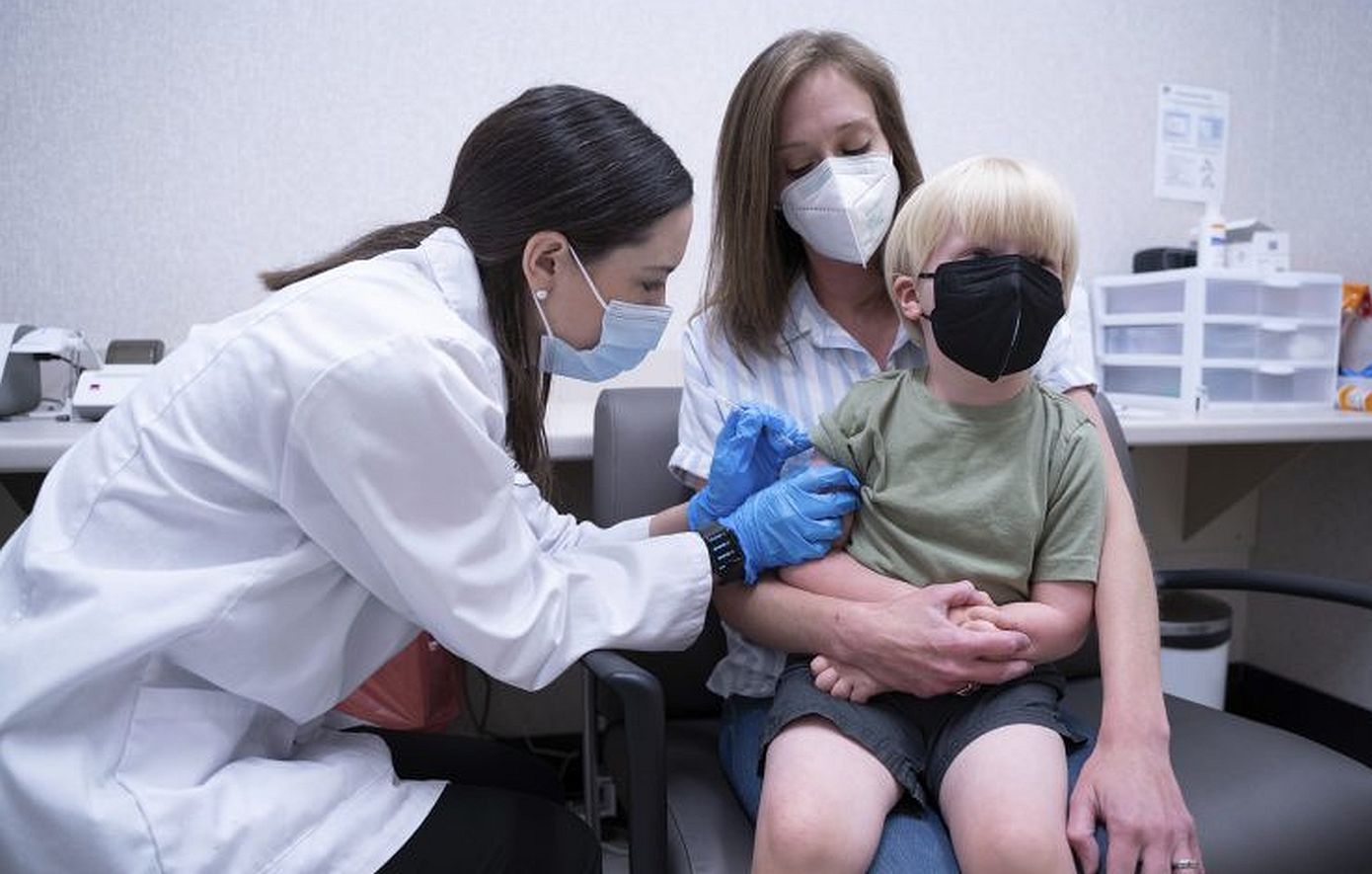 Επίτροπος της FDA: Τα στοιχεία έδειξαν ότι 10 παιδιά πέθαναν «εξαιτίας» του εμβολιασμού τους κατά της COVID-19