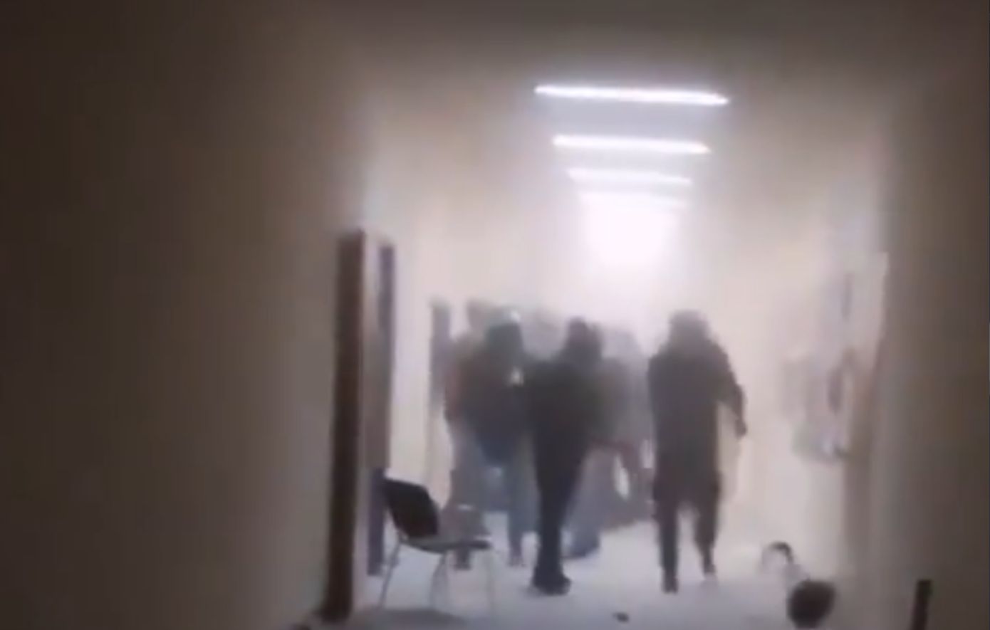 Βίντεο από τα επεισόδια στο Πολυτεχνείο: Ξυλοδαρμός αναρχικών ομάδων από μέλη της ΑΡ.Α.Σ. &#8211; «Αυτές οι εικόνες βίας είναι απαράδεκτες», λέει ο Γεωργιάδης