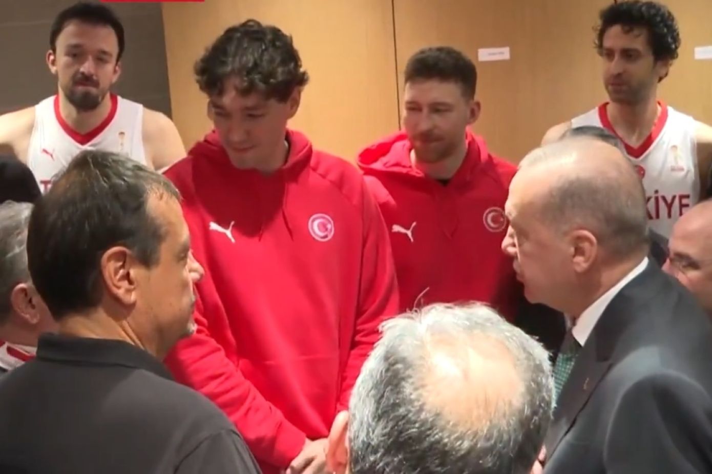 Ο Ερντογάν επισκέφτηκε τα αποδυτήρια της εθνικής Τουρκίας &#8211; Συνομίλησε με Αταμάν και Όσμαν