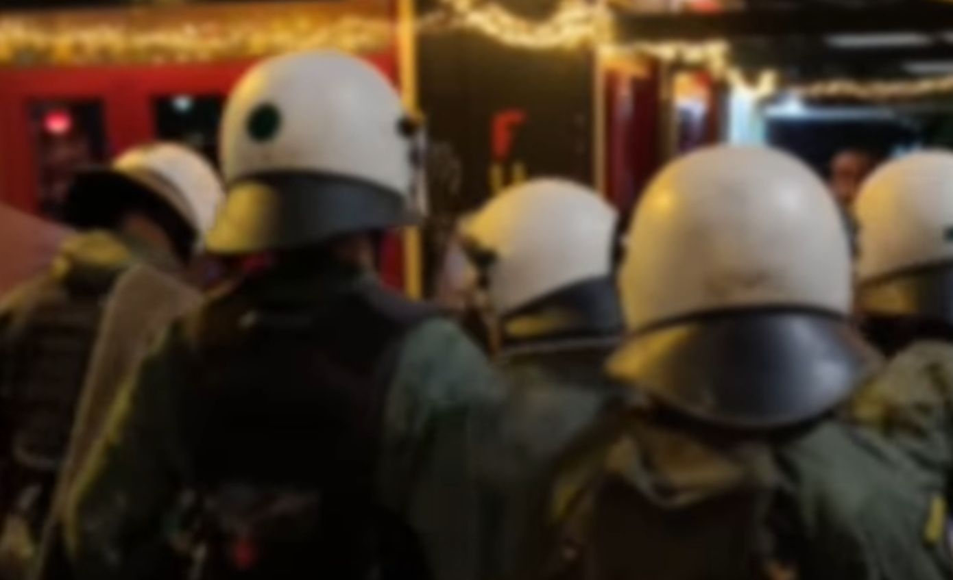 Εξάρχεια: ΕΔΕ για το ξύλο των ΜΑΤ σε θαμώνες καταστημάτων στα Εξάρχεια