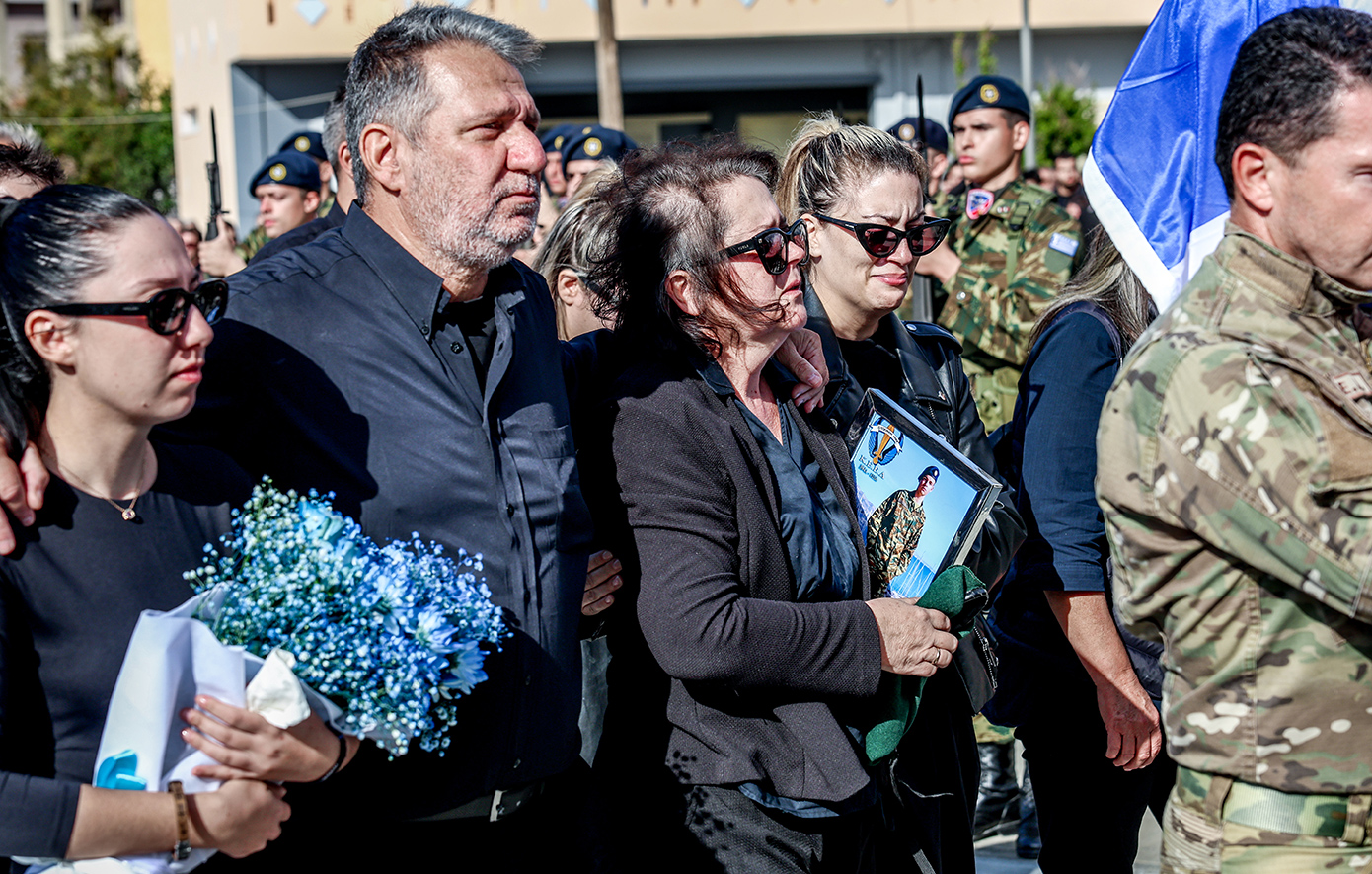 Σκηνές αρχαίας τραγωδίας στο Τυμπάκι: Υπό τον εθνικό ύμνο στην τελευταία του κατοικία ο 19χρονος Ραφαήλ &#8211; Με λευκά τριαντάφυλλα φίλοι και συγγενείς