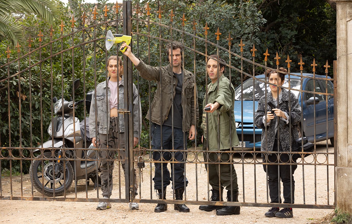 Τα Φαντάσματα: Μια φωτογραφία που ανεβάζει ο Χάρης στο διαδίκτυο φέρνει στο αρχοντικο κυνηγούς φαντασμάτων με άγριες διαθέσεις