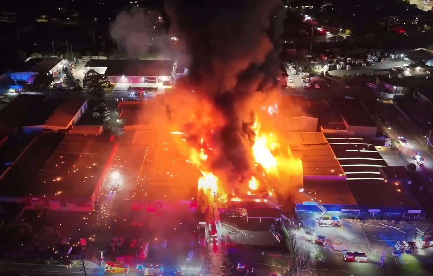 Αυστραλία &#8211; Συγκλονιστικό βίντεο: Δεξαμενή χημικών εκτοξεύεται στον αέρα μετά από πυρκαγιά σε εγκατάσταση αποβλήτων