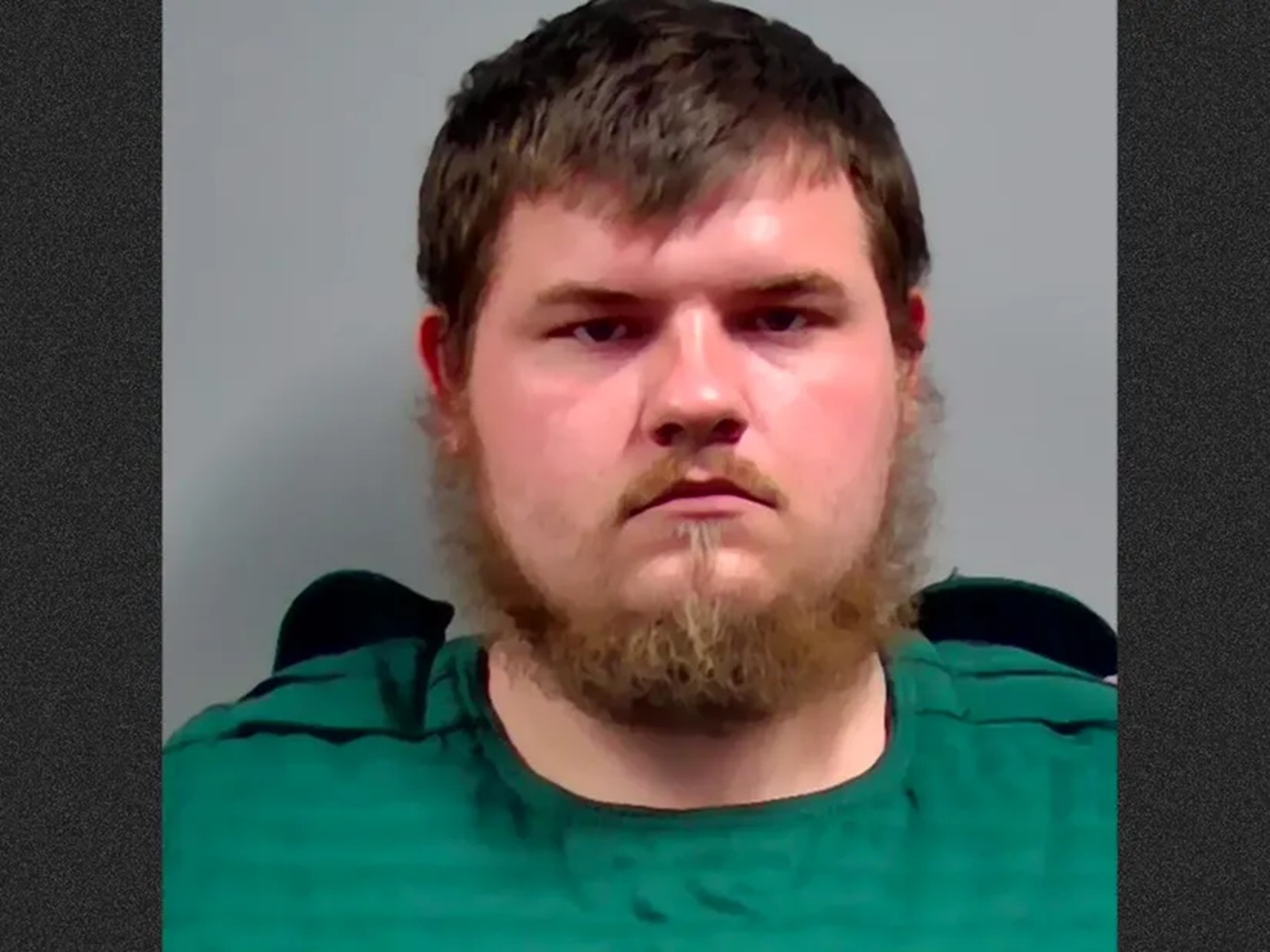 Κατηγορείται ότι βίασε ένα παιδί, σκότωσε δύο και έβαλε φωτιά στο τροχόσπιτο που βρισκόταν