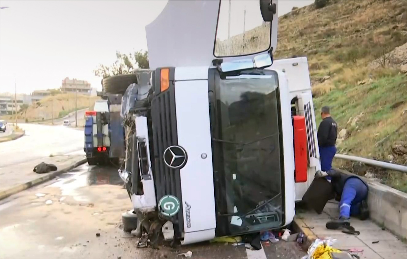 Νεκρή γυναίκα σε τροχαίο δυστύχημα στο Κερατσίνι – Ανετράπη το φορτηγό που οδηγούσε ο γιος της