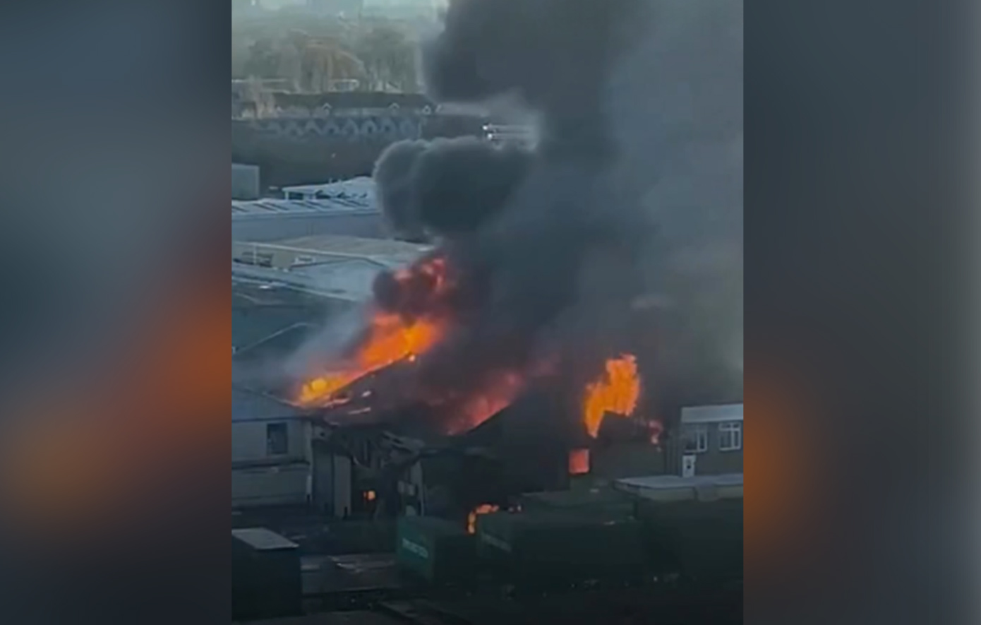 Μεγάλη φωτιά σε αποθήκη με πυροτεχνήματα στο Λονδίνο &#8211; 150 πυροσβέστες στη μάχη με τις φλόγες