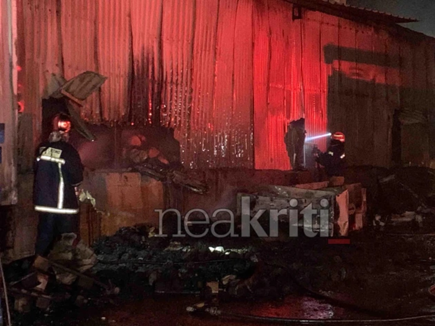 Ενισχύθηκαν οι δυνάμεις κατάσβεσης για τη φωτιά σε αποθήκη εργοστασίου στο Ηράκλειο &#8211; Εκτεταμένες ζημιές