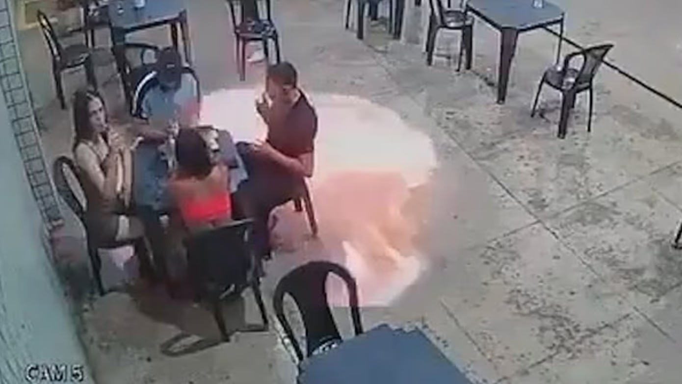 Η στιγμή που ένα σπίρτο προκαλεί πυρκαγιά σε βενζινάδικο &#8211; Η παρέα που έτρεξε για να σωθεί