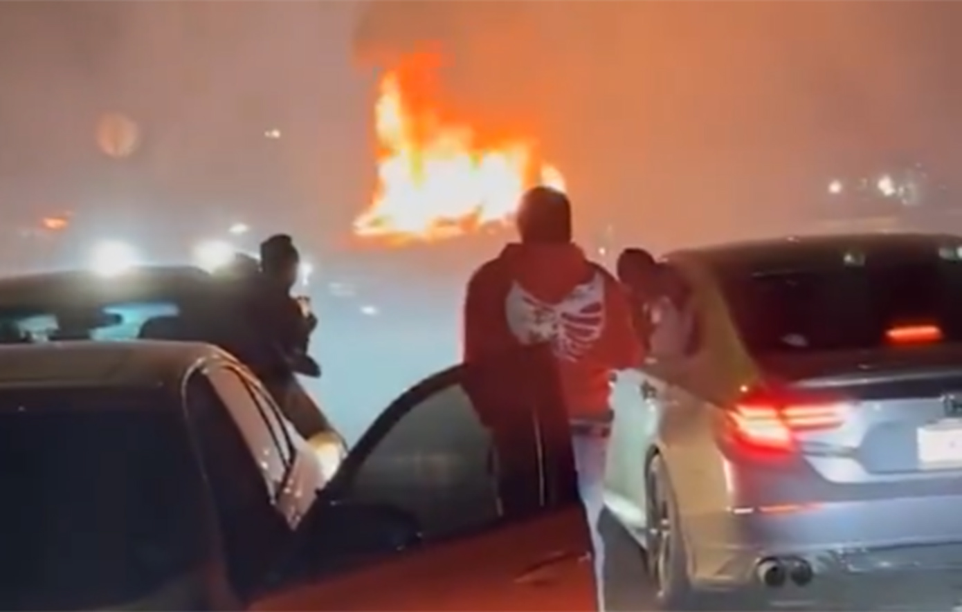 Εξαγριωμένοι οδηγοί ξυλοκόπησαν ζευγάρι, επειδή τους ζήτησαν να φύγουν από την αυλή τους &#8211; Πυρπόλησαν όχημα στη μέση του δρόμου