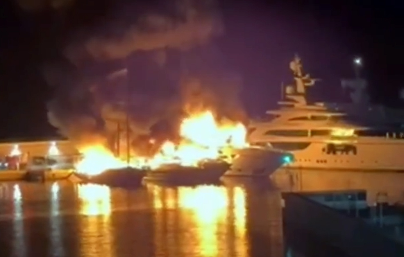 Βίντεο καταγράφει τη φωτιά που τύλιξε τα πολυτελή γιοτ στη Μαρίνα Ζέας &#8211; Δείτε τις φλόγες στα τέσσερα σκάφη