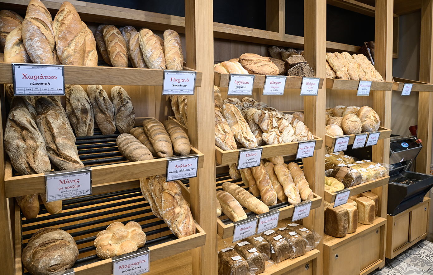 Ουρές μέχρι τα πεζοδρόμια έξω τους φούρνους στη Θεσσαλονίκη για τις τελευταίες βασιλόπιτες