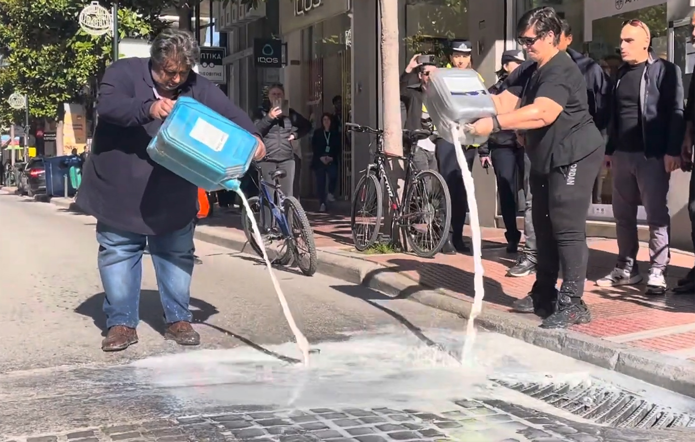 Κτηνοτρόφοι συγκεντρώθηκαν έξω από το πολιτικό γραφείο του Κέλλα και έριξαν γάλα στο πεζοδρόμιο