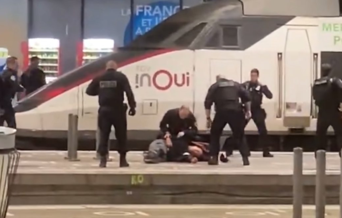 Συναγερμός σε σιδηροδρομικό σταθμό στο Παρίσι – Άνδρας επιτέθηκε με μαχαίρι σε αστυνομικούς και τον πυροβόλησαν