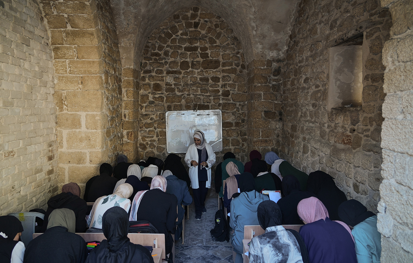 Τα παιδιά στη Γάζα επιστρέφουν σε αυτοσχέδιες σχολικές αίθουσες &#8211; Χωρίς βιβλία ή τετράδια