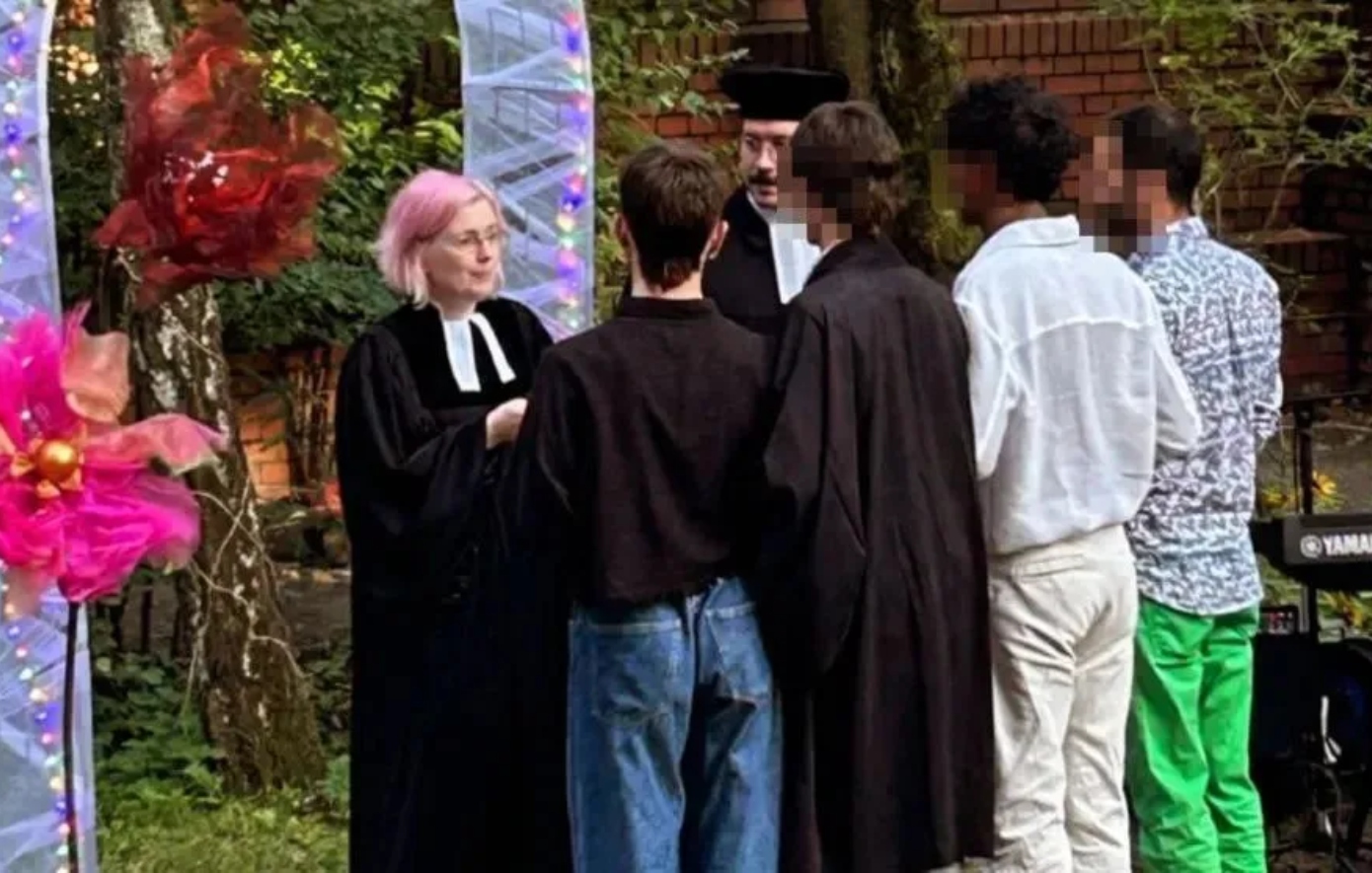 Νεαρή πάστορας στη Γερμανία ευλόγησε τον «γάμο» μεταξύ τεσσάρων ανδρών &#8211; Ξέσπασαν αντιδράσεις, την υποστήριξε η εκκλησία