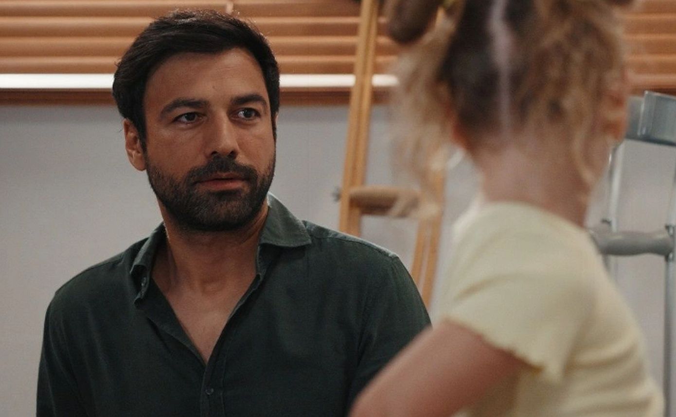 Γη της ελιάς: Ένας κλόουν στο πάρτι γενεθλίων της Μαλένας απειλεί με όπλο τους καλεσμένους