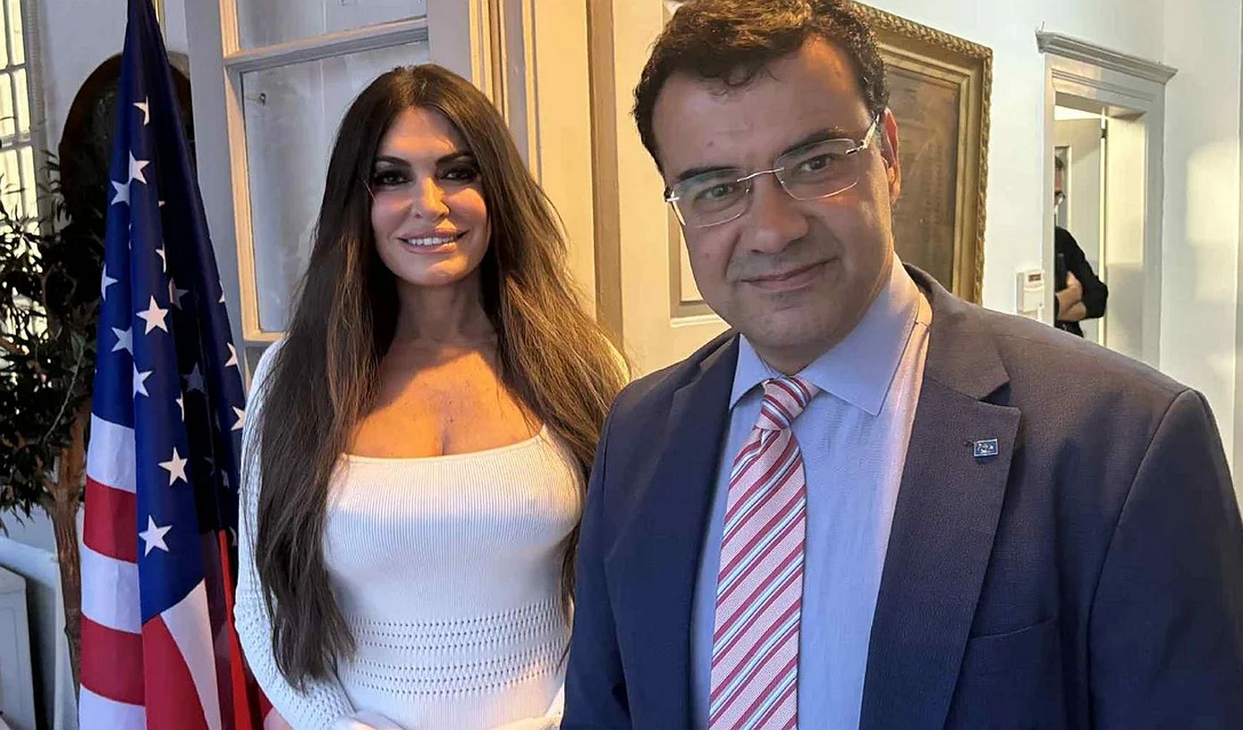 Κίμπερλι Γκιλφόιλ: Επισκέφτηκε την Ύδρα και ο δήμαρχος της επέδωσε το Μετάλλιο του Δήμου