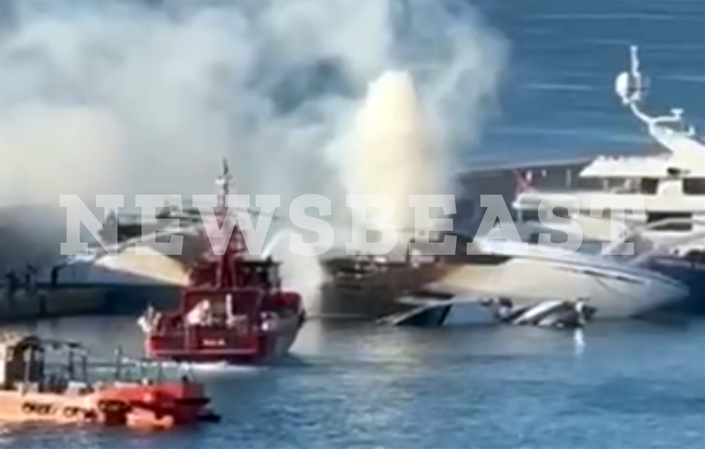 Τέσσερα πολυτελή γιοτ καταστράφηκαν ολοσχερώς από τη φωτιά στη Μαρίνα Ζέας