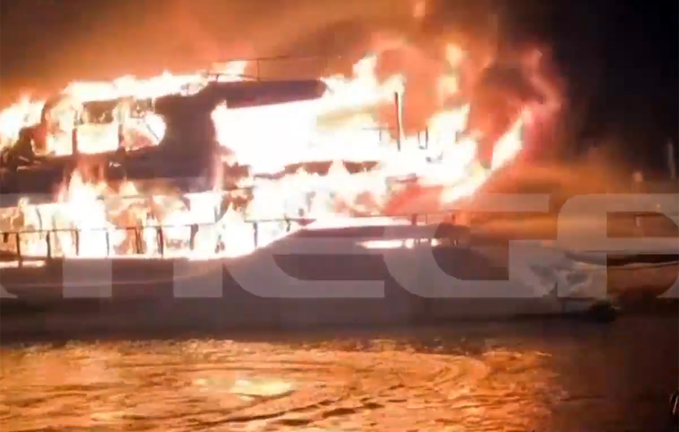 Τέσσερα πολυτελή γιοτ καταστράφηκαν ολοσχερώς από τη φωτιά στη Μαρίνα Ζέας