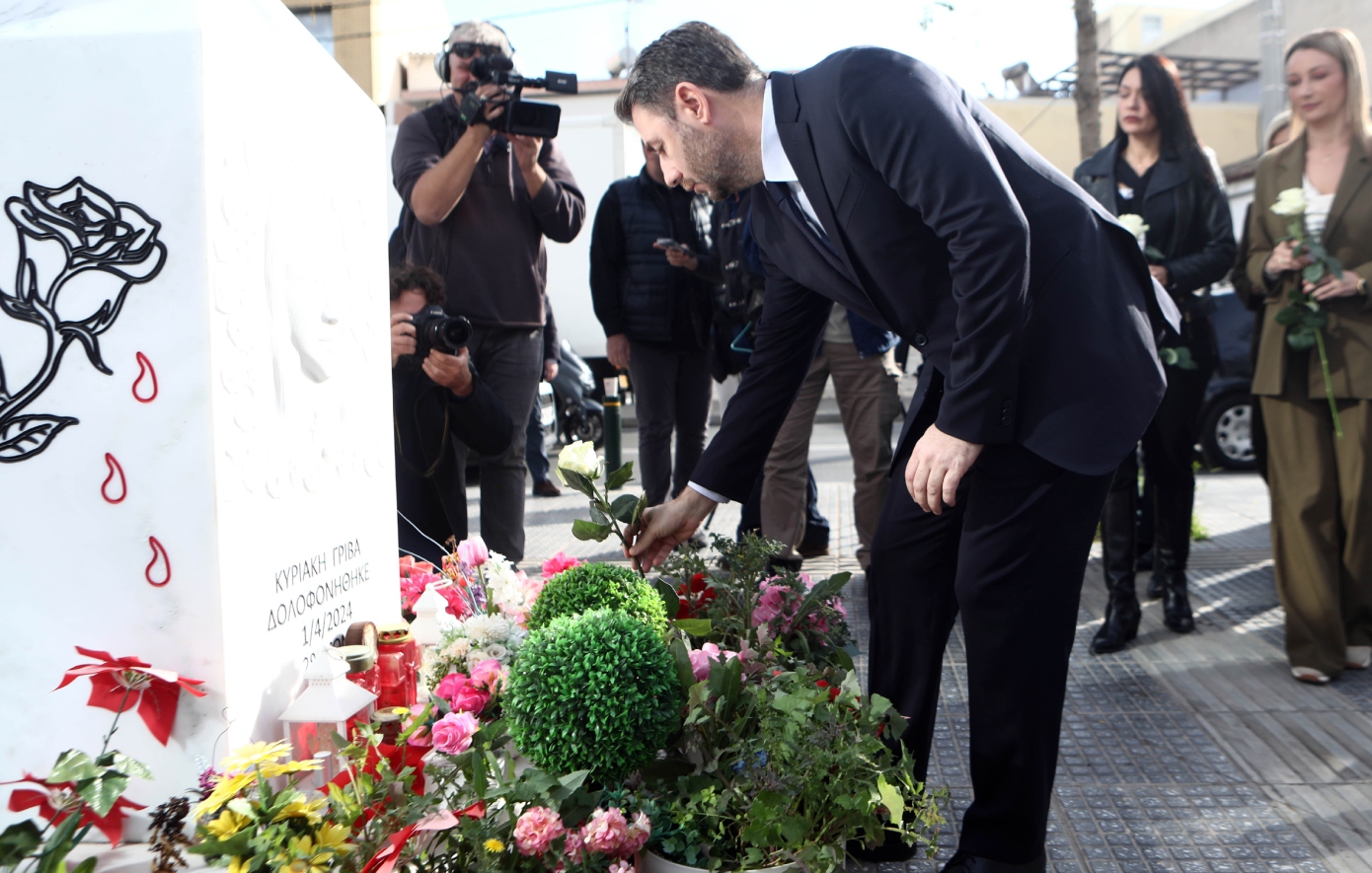 Λουλούδια στο μνημείο της Κυριακής Γρίβα άφησε ο Ανδρουλάκης: «Έχουμε να κάνουμε πολλά και πρέπει να τα κάνουμε τώρα»